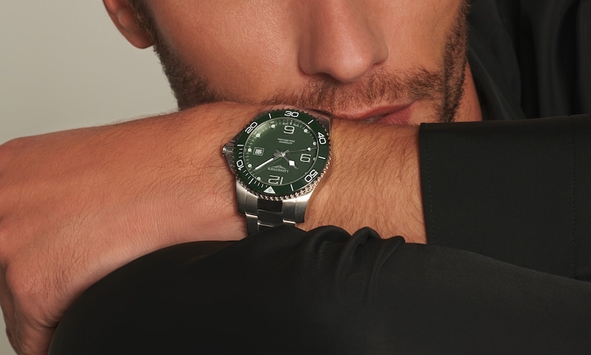 Longines HydroConquest 41 mit grünem Zifferblatt am Handgelenk eines gebräunten Mannes