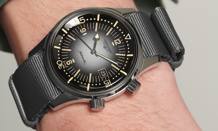 Wristshot der Longines Legend Diver in 42 Millimeter am Handgelenk eines Mannes