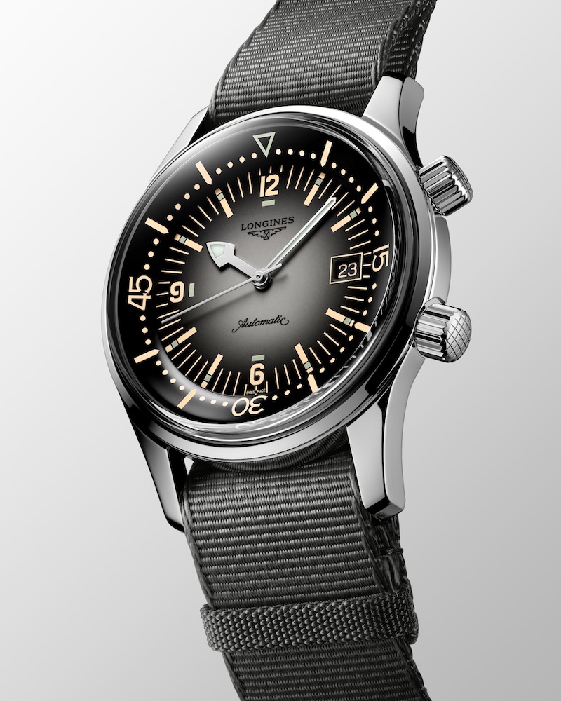 Vorderseite der Longines Legend Diver mit 42 Millimeter Gehäusedurchmesser vor grauem Hintergrund