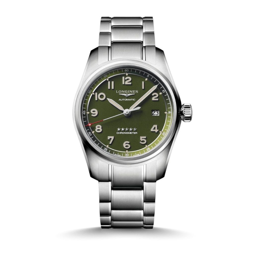 Longines Spirit 40 stehend vor weißem Hintergrund
