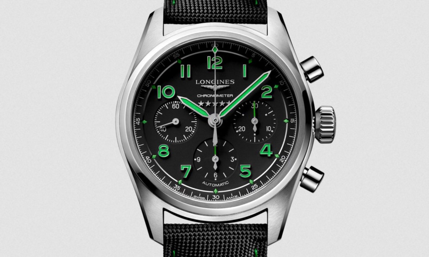 Longines Spirit Pioneer Edition mit schwarzem Zifferblatt und grünen Indizes und Zeigern samt schwarzem Armband vor weißem Hintergrund