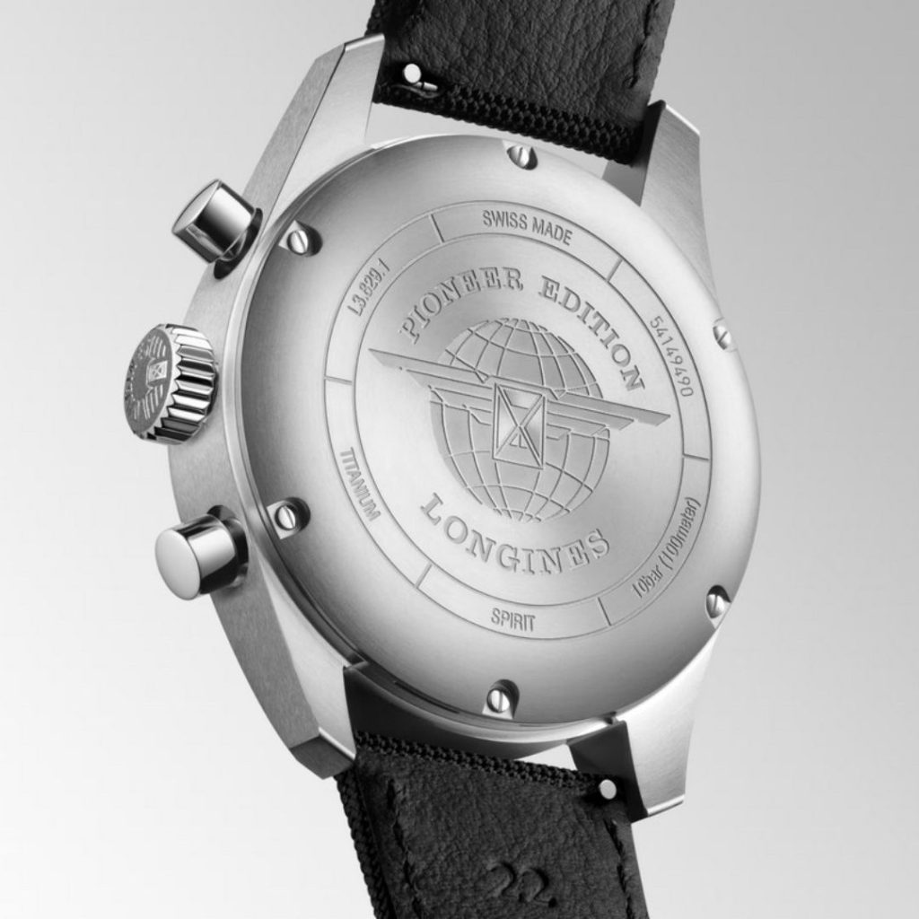 Nahaufnahme des verzierten Edelstahl-Gehäusebodens der Longines Spirit Pioneer Edition vor weißem Hintergrund