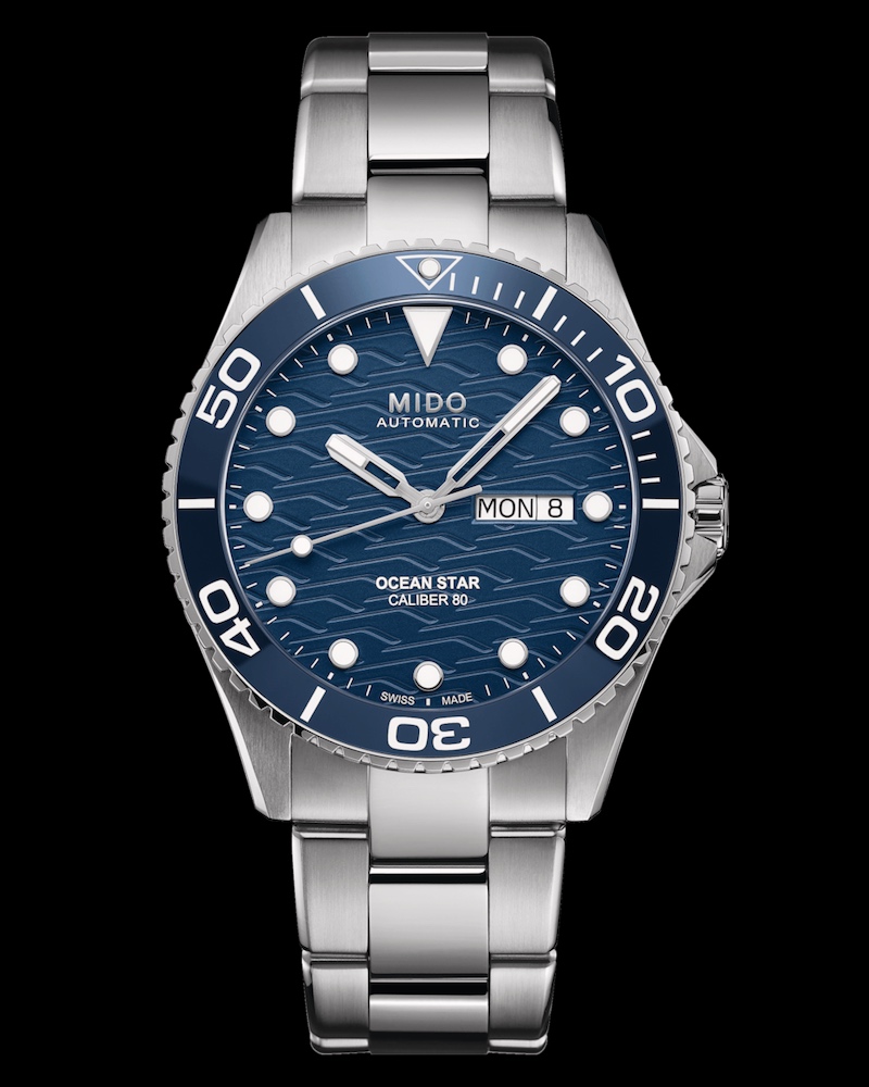 Vorderseite der blauen MIDO Ocean Star vor schwarzem Hintergrund in Nahaufnahme