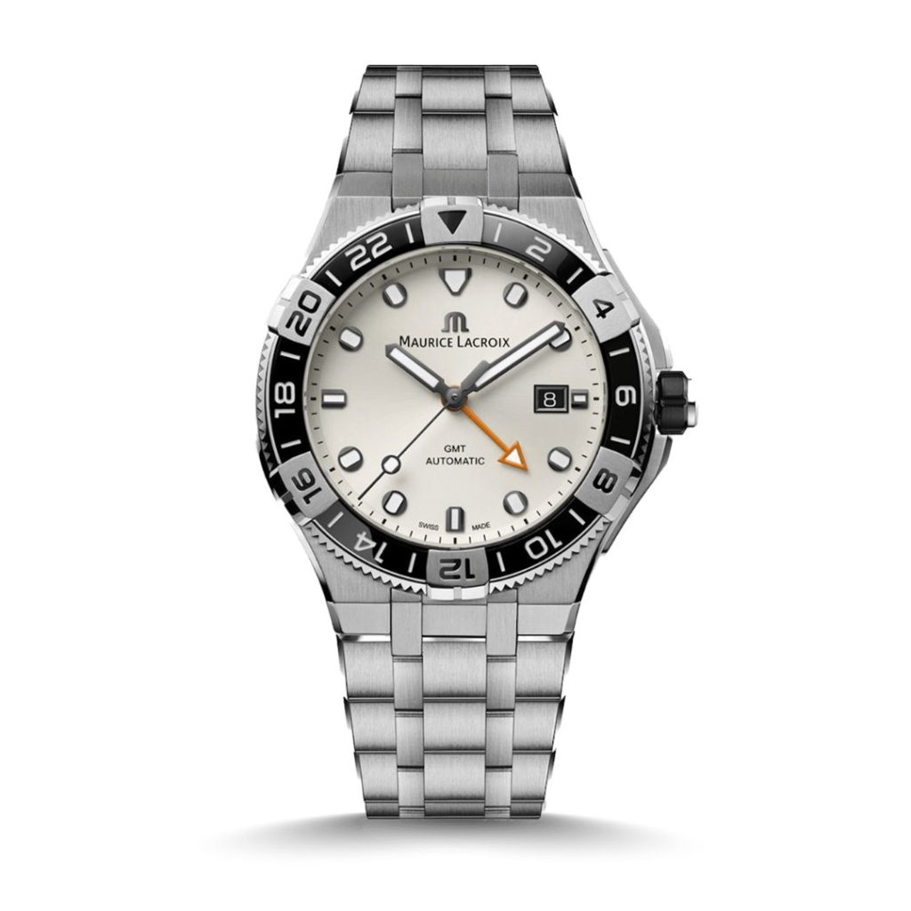 Maurice Lacroix Aikon Venturer GMT stehend vor weißem Hintergrund
