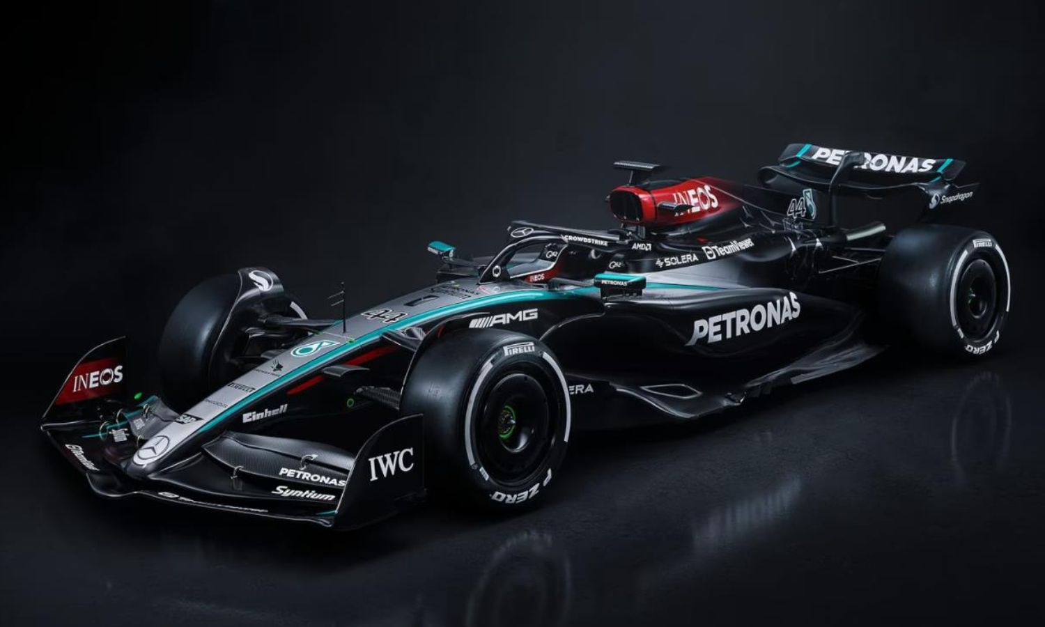 Seitlicher Blick auf den Rennwagen des Mercedes AMG F1 Teams vor einem dunklen Hintergrund.