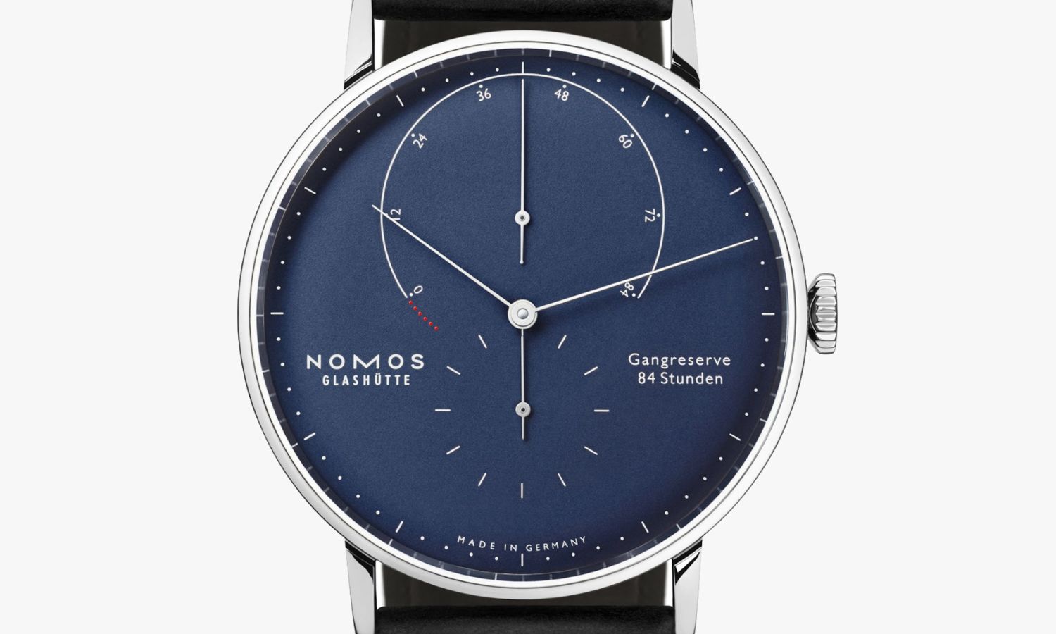 NOMOS Glashütte Lambda Tiefblau mit blauem Zifferblatt und schwarzem Lederarmband vor weißem Hintergrund