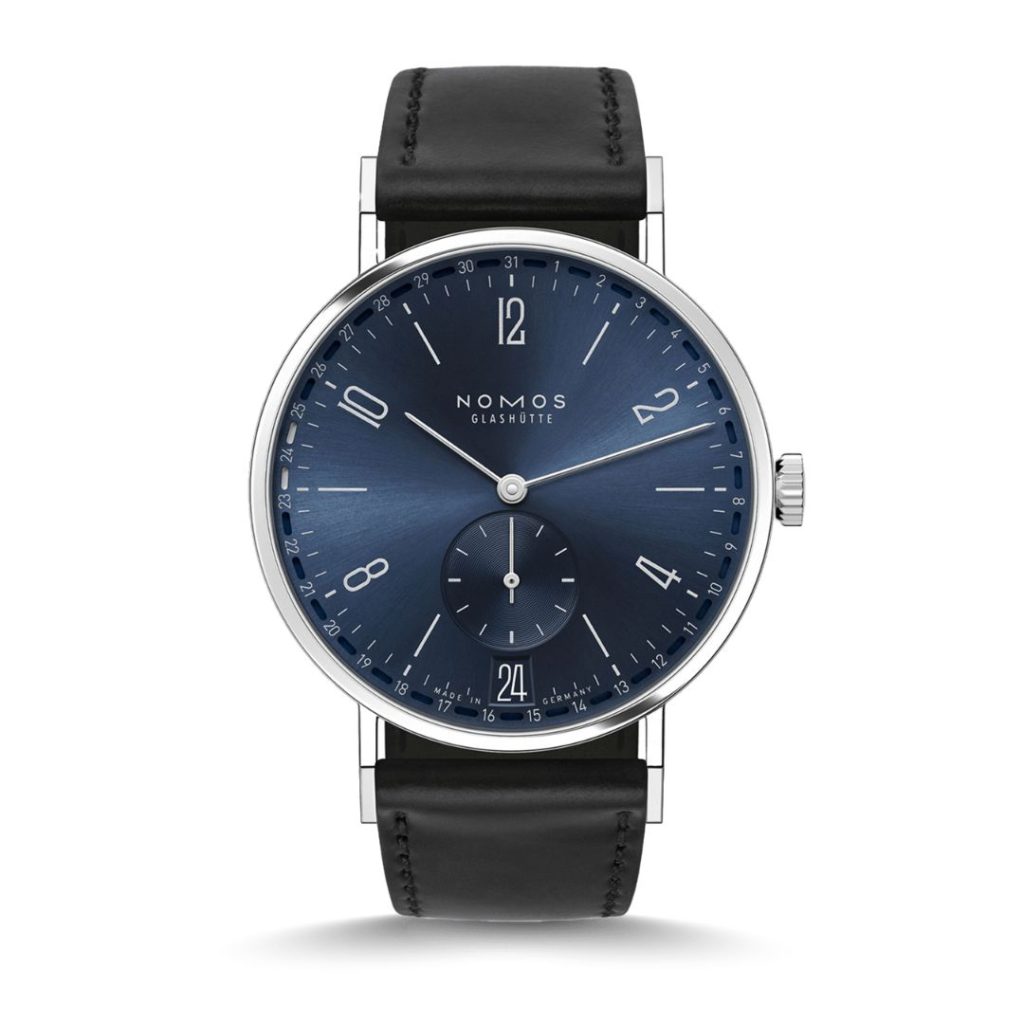 NOMOS Glashütte Tangente 2Date Blau stehend vor weißem Hintergrund