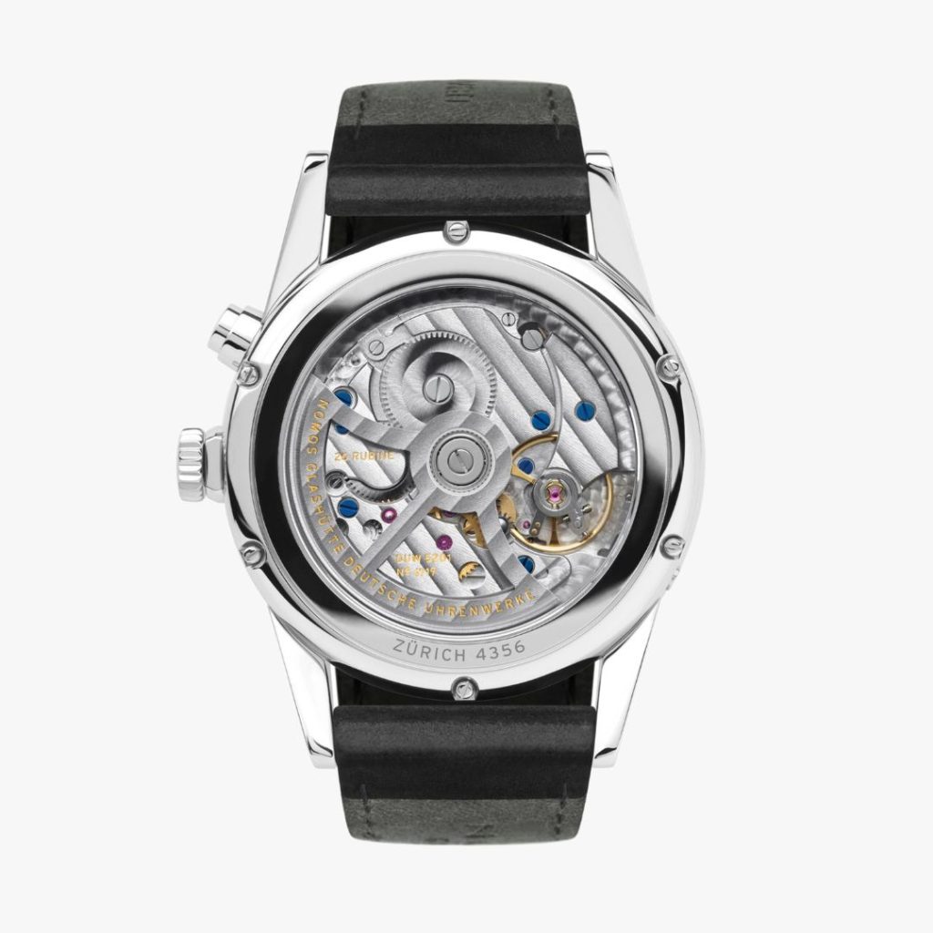 Nahaufnahme des offenen Gehäusebodens der NOMOS Glashütte Zürich Weltzeit mit Blick auf das Werk vor weißem Hintergrund