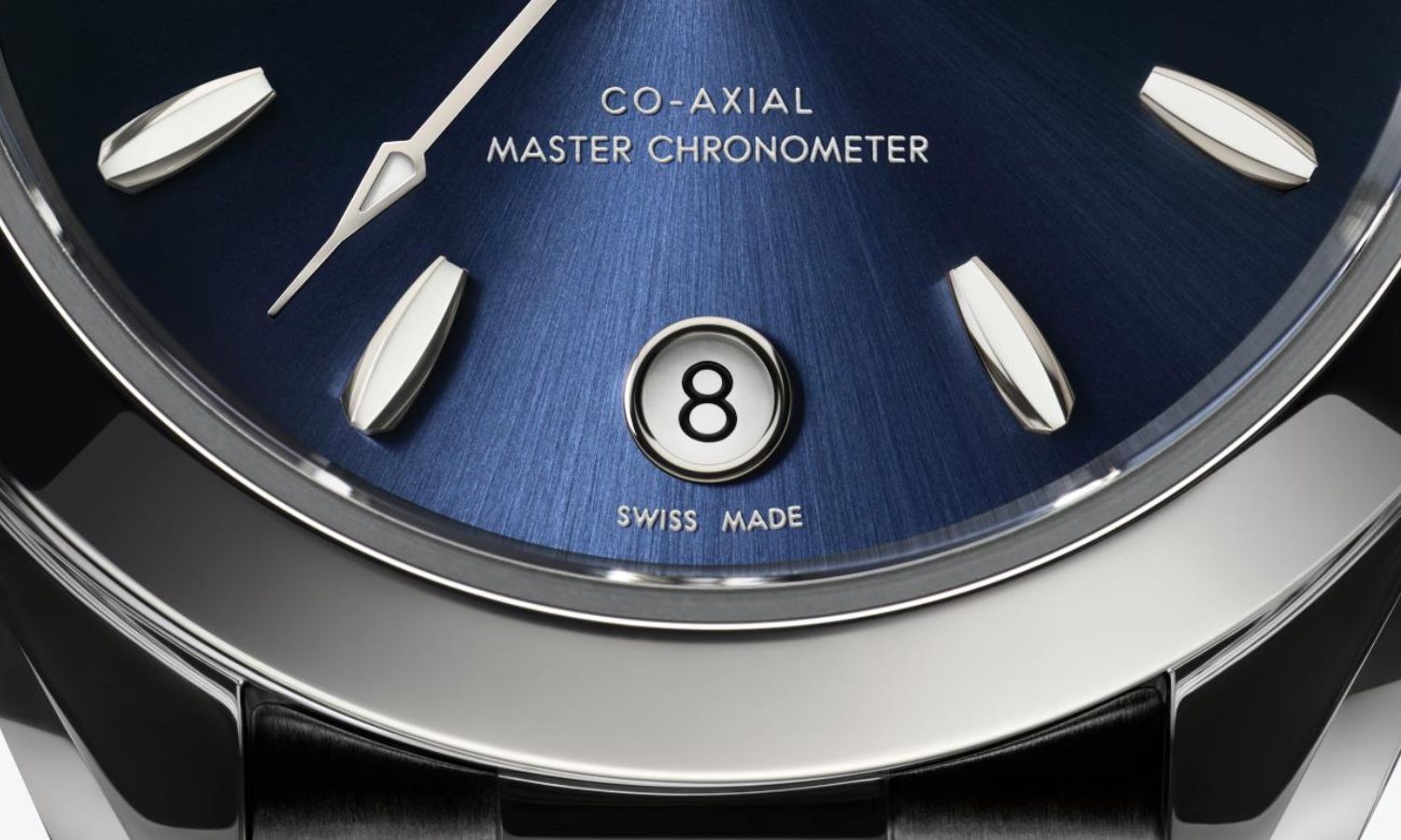 Nahaufnahme des unteren Teils des blauen Zifferblattes der neuen OMEGA Seamaster Aqua Terra 30 mm.