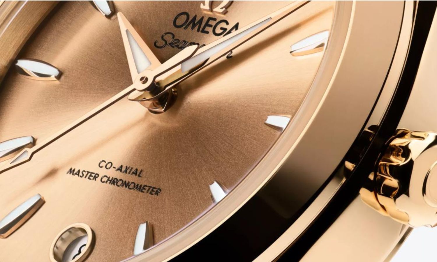Nahaufnahme des Zifferblattes der neuen OMEGA Seamaster Aqua Terra 30 mm in der goldenen Ausführung.