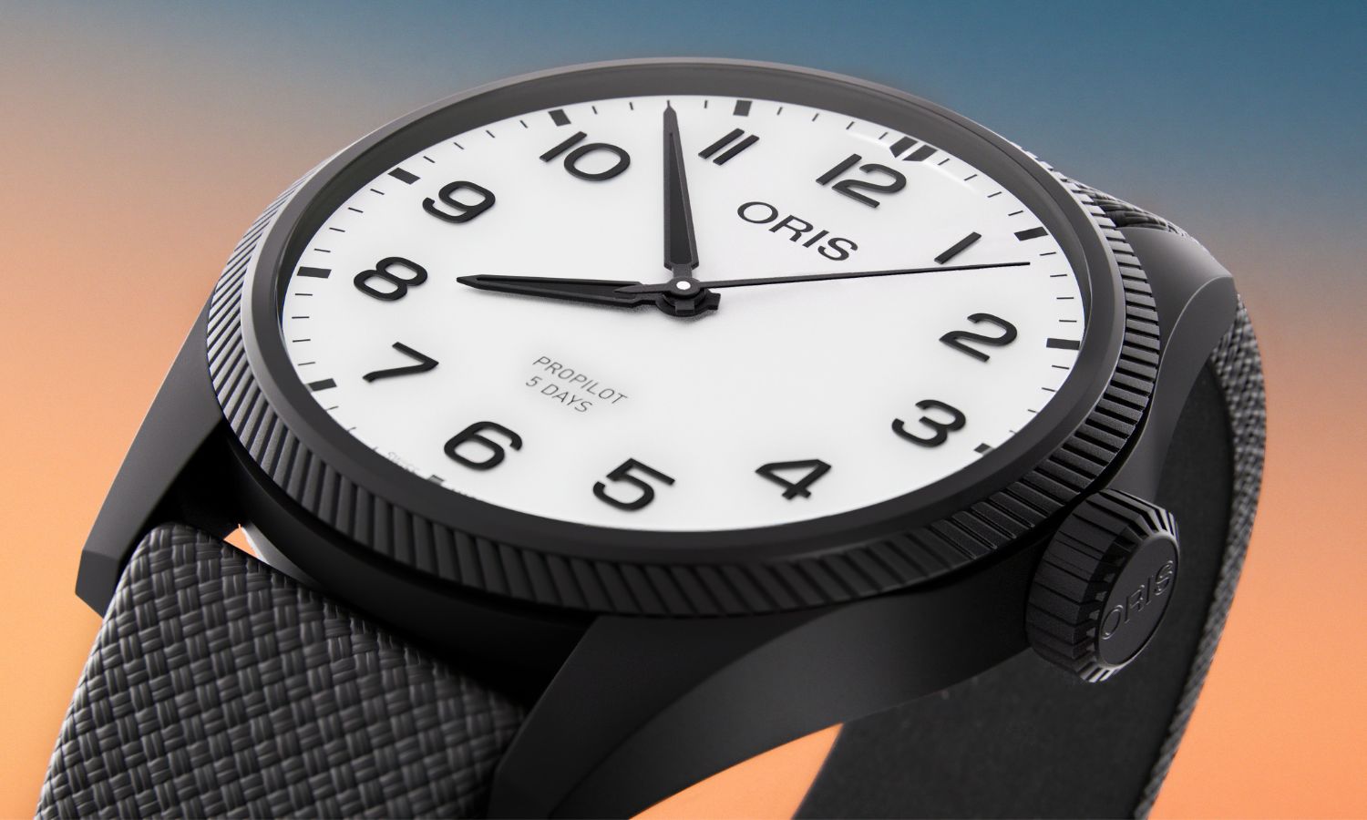 Seitlicher Blick auf die ORIS Pro Pilot Hölstein Edition 2025 mit der Referenz 01 400 7803 4781-Set.
