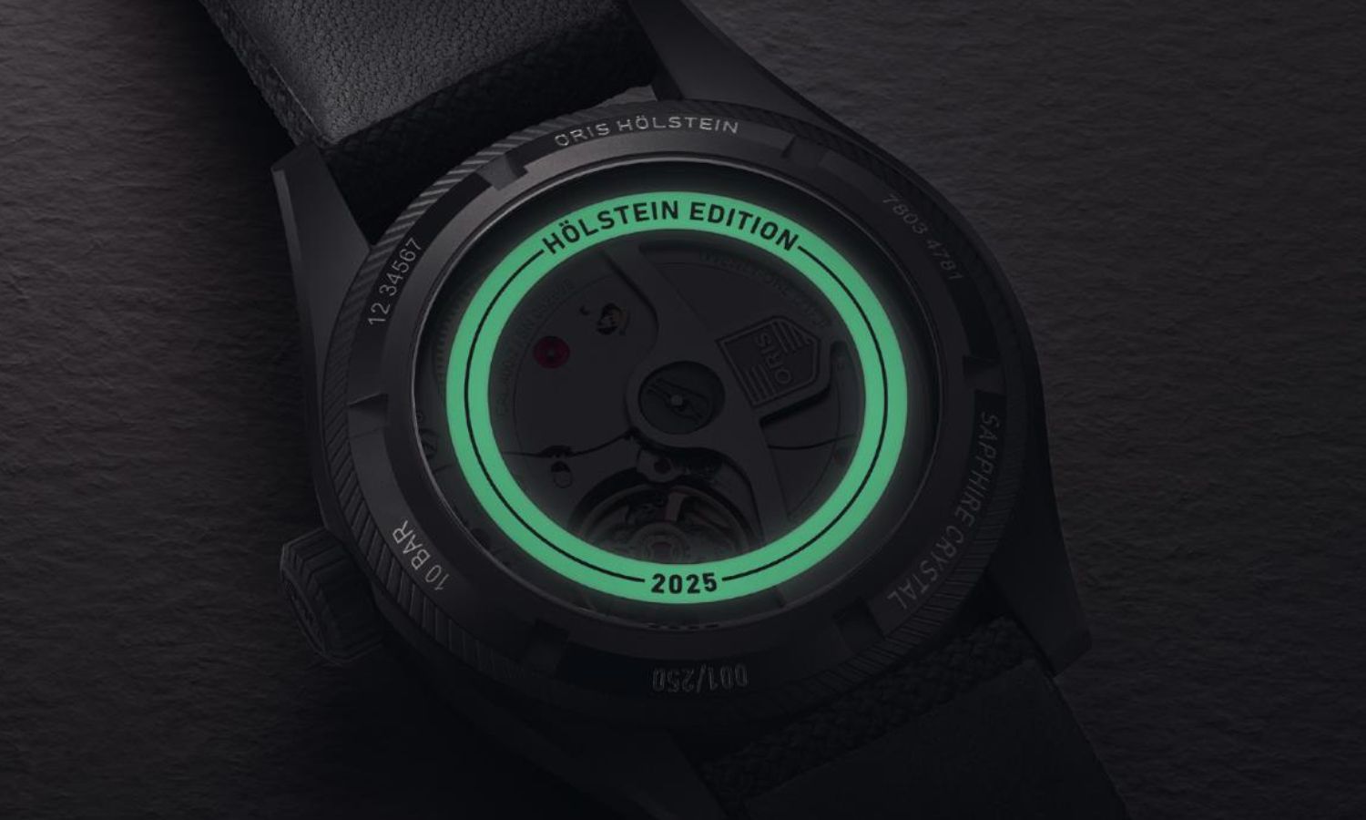 Seitlicher Blick im Dunkeln auf das Gehäuse der ORIS Pro Pilot Hölstein Edition 2025 mit der Referenz 01 400 7803 4781-Set, das von einem grün leuchtenden Ring aus Super Luminova umgeben ist.