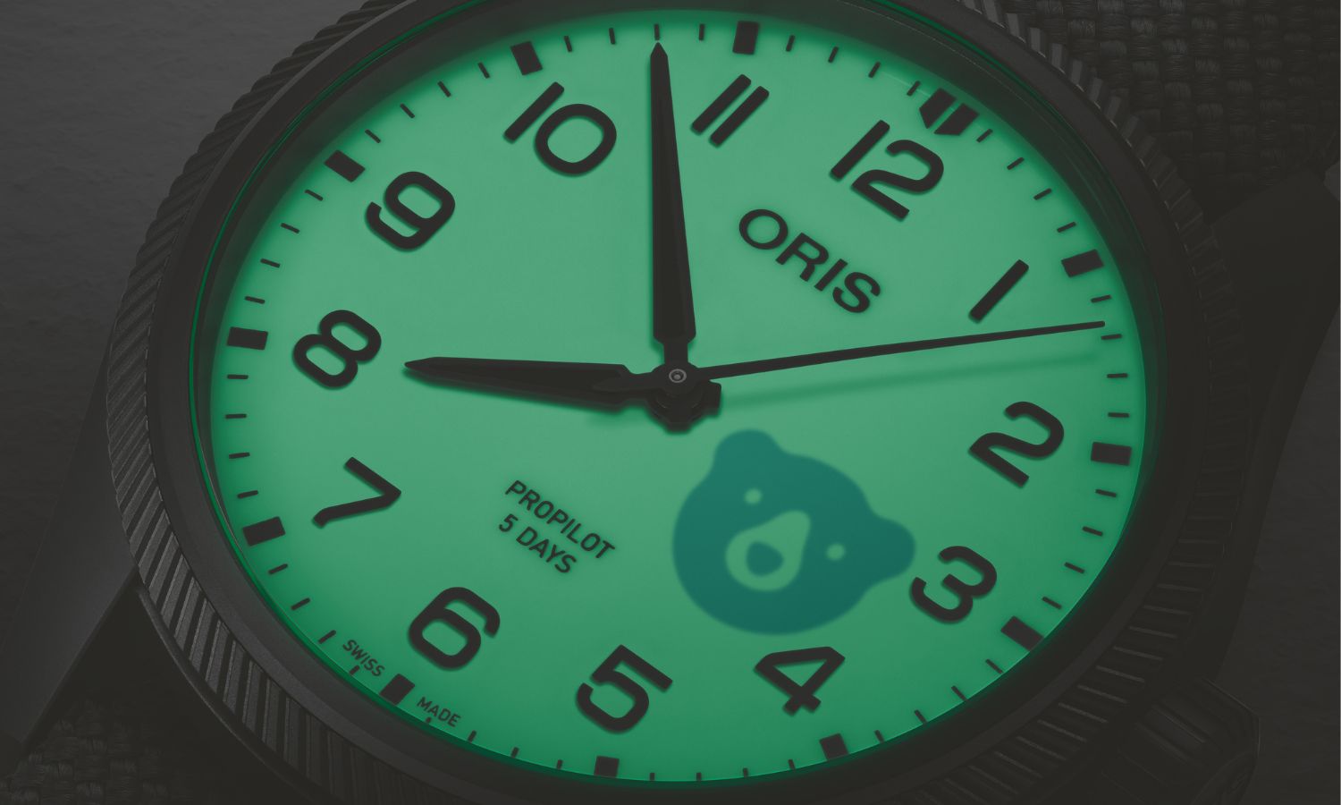 Nahaufnahme des Zifferblattes der ORIS Pro Pilot Hölstein Edition 2025 mit der Referenz 01 400 7803 4781-Set, das im Dunkeln beleuchtet ist.