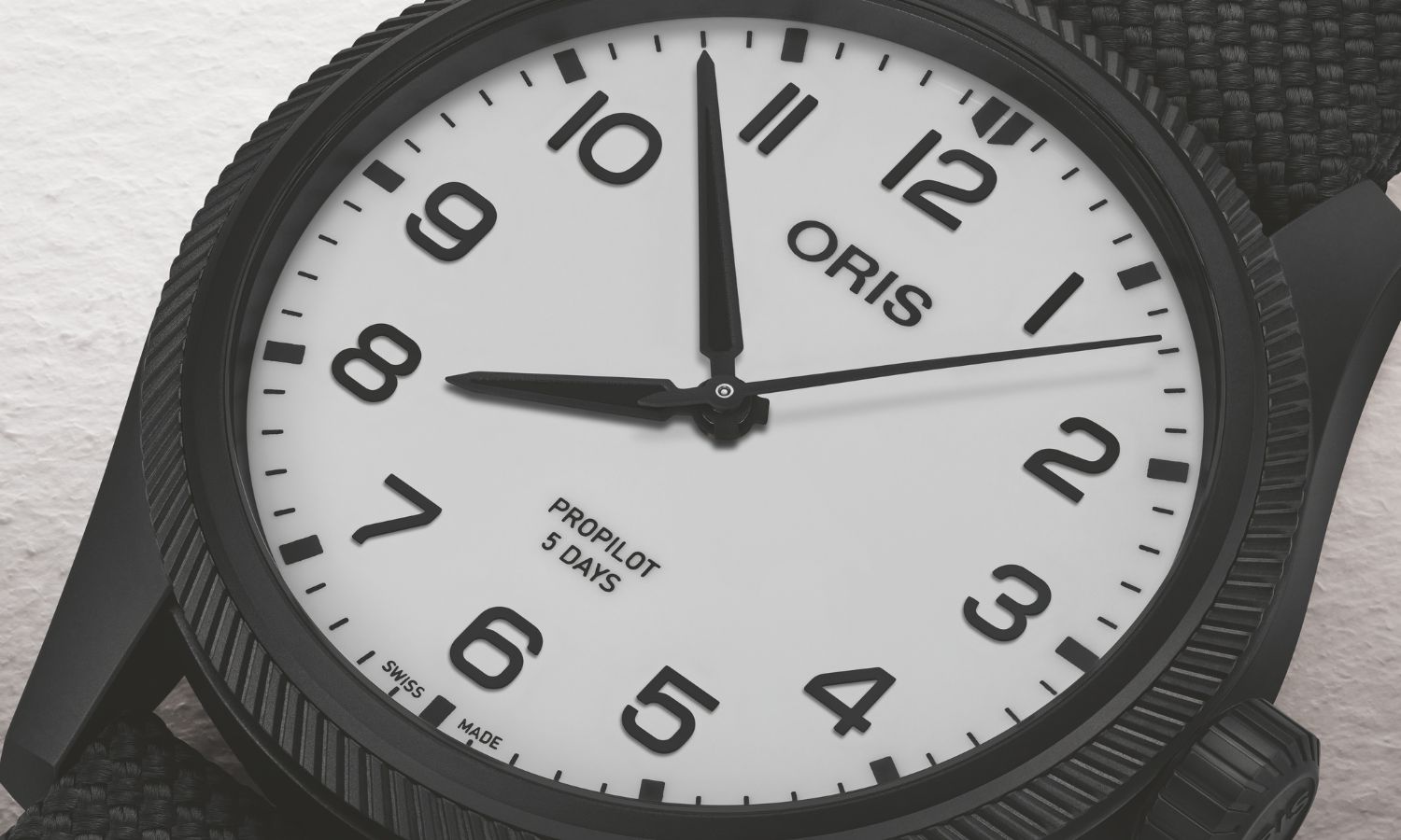 Nahaufnahme des Zifferblattes der ORIS Pro Pilot Hölstein Edition 2025 mit der Referenz 01 400 7803 4781-Set.
