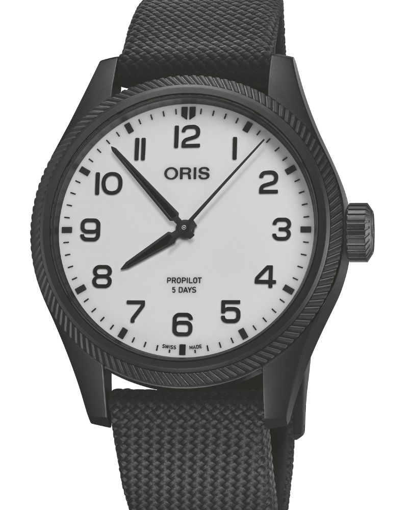Blick auf die ORIS Pro Pilot Hölstein Edition 2025 mit der Referenz 01 400 7803 4781-Set mit weißem Hintergrund.