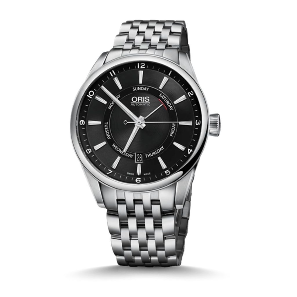Oris Artix Pointer Day Date stehend vor weißem Hintergrund
