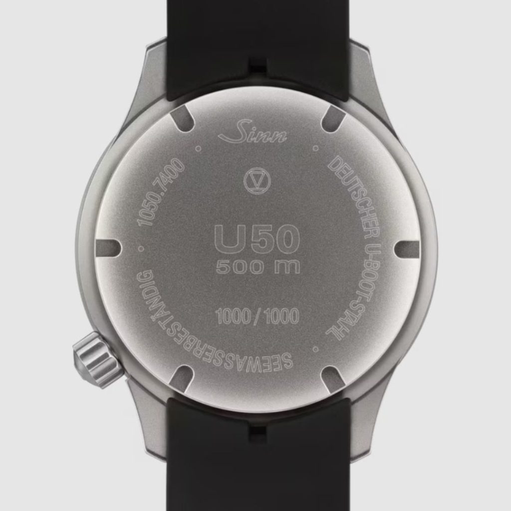 Nahaufnahme des geschlossenen Gehäusebodens der Sinn U50 DS Limited Edition vor weißem Hintergrund