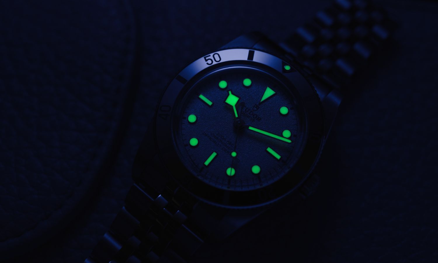 Die TUDOR Black Bay 54 Lagoon Blue Referenz: M79000-0001 im Dunkeln liegend mit Blick auf das Super-LumiNova an Zeigern und Indizes