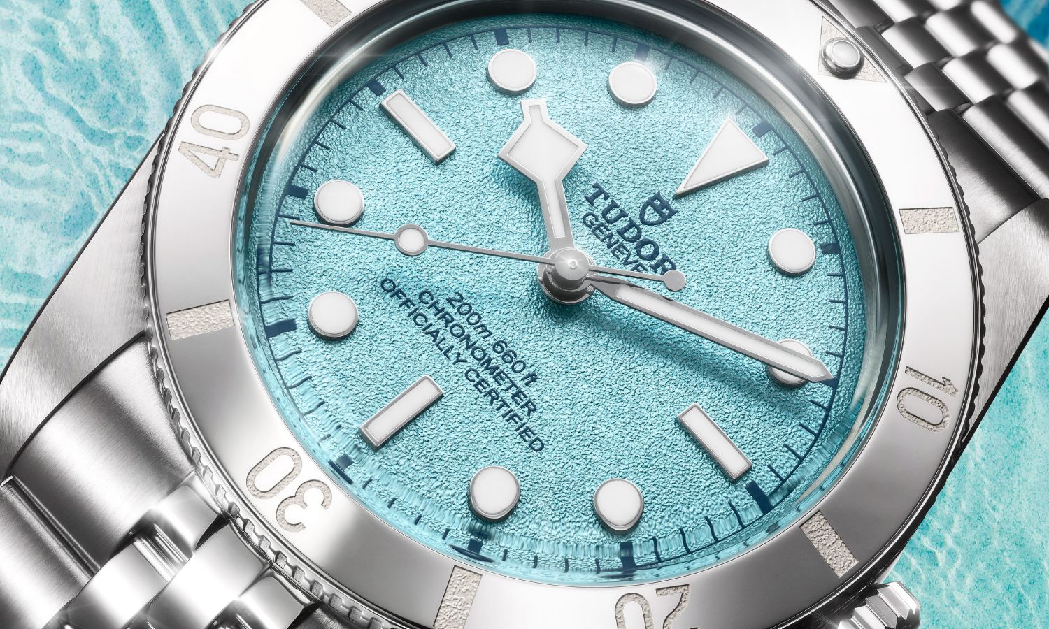 Nahaufnahme des sandgestrahlten Zifferblattes der TUDOR Black Bay 54 Lagoon Blue mit der Referenz 79000.
