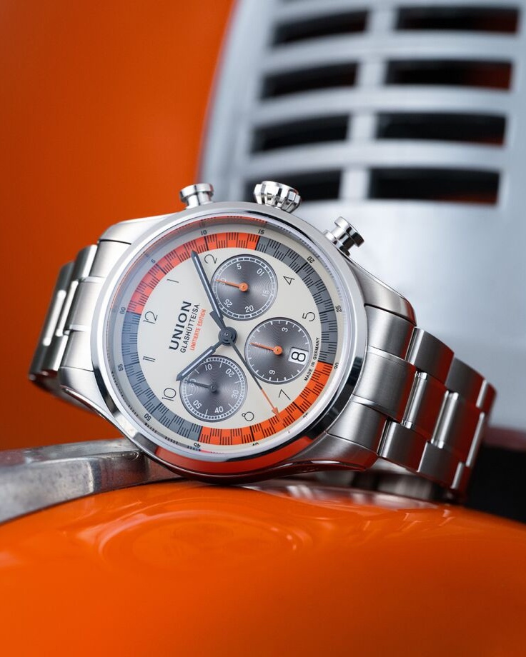 UNION Glashütte Belisar Silvretta 2025 liegend auf orangem Untergrund