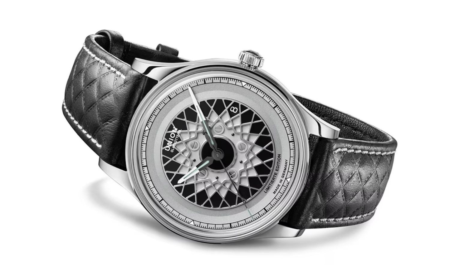 Union Glashütte Noramis Date ADAC Deutschland Klassik 2024 mit schwarzem Lederarmband vor weißem Hintergrund