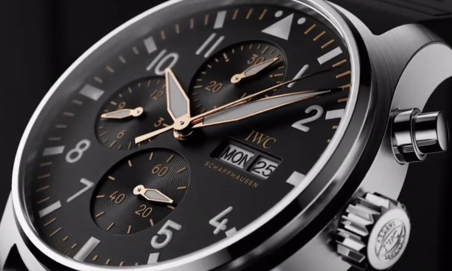 Seitlicher Blick auf das Zifferblatt der IWC Pilot’s Watch Chronographen in Edelstahl mit der Referenz IW388116.
