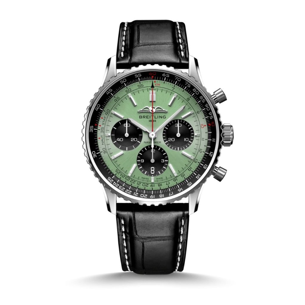 Breitling Navitimer B01 Chronograph 43 mit grünem Zifferblatt am schwarzen Lederarmband stehend vor weißem Hintergrund