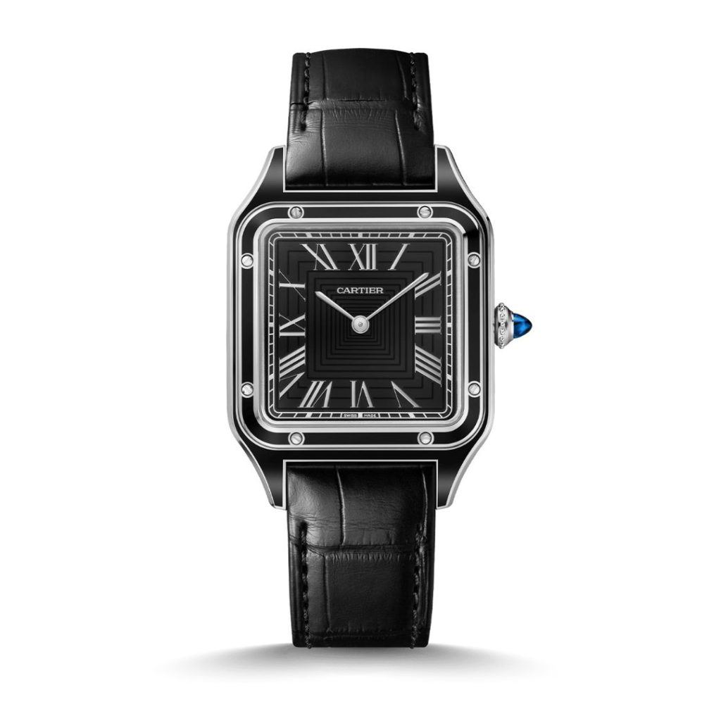 Cartier Santos Dumont Referenz WSSA0046 mit schwarzem Zifferblatt am schwarzen Lederarmband stehend vor weißem Hintergrund
