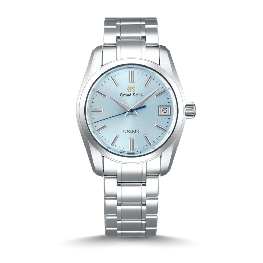 Grand Seiko Caliber 9S 25th Anniversary Limited Edition Referenz SBGR325 mit hellblauem Zifferblatt am Edelstahlarmband stehend vor weißem Hintergrund