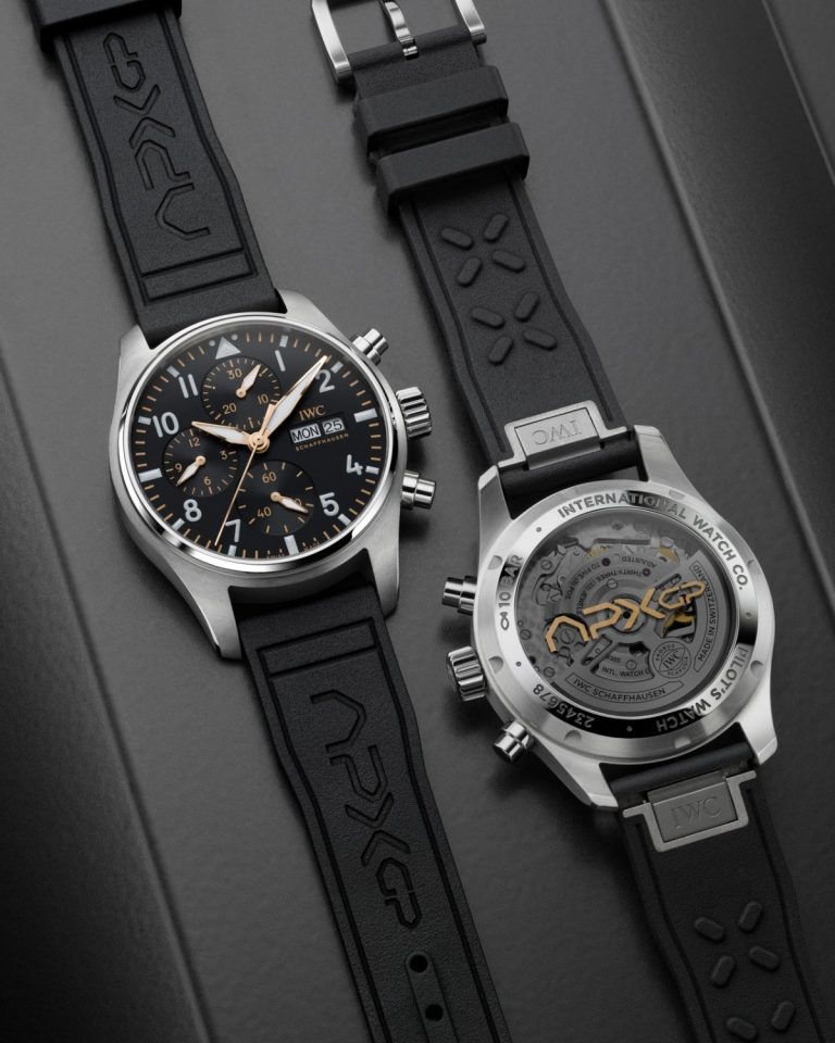 IWC Schaffhausen Pilot’s Watch Chronograph APXGP mit schwarzem Zifferblatt am schwarzen Kautschukarmband liegend von vorne links und liegend von hinten mit Blick auf das Uhrwerk rechts