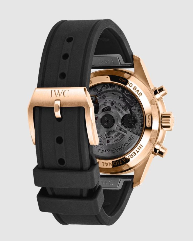 Blick von hinten auf das Automatikkaliber 69385 der Pilot’s Watch Performance Chronograph 41 auf weißem Hintergrund.