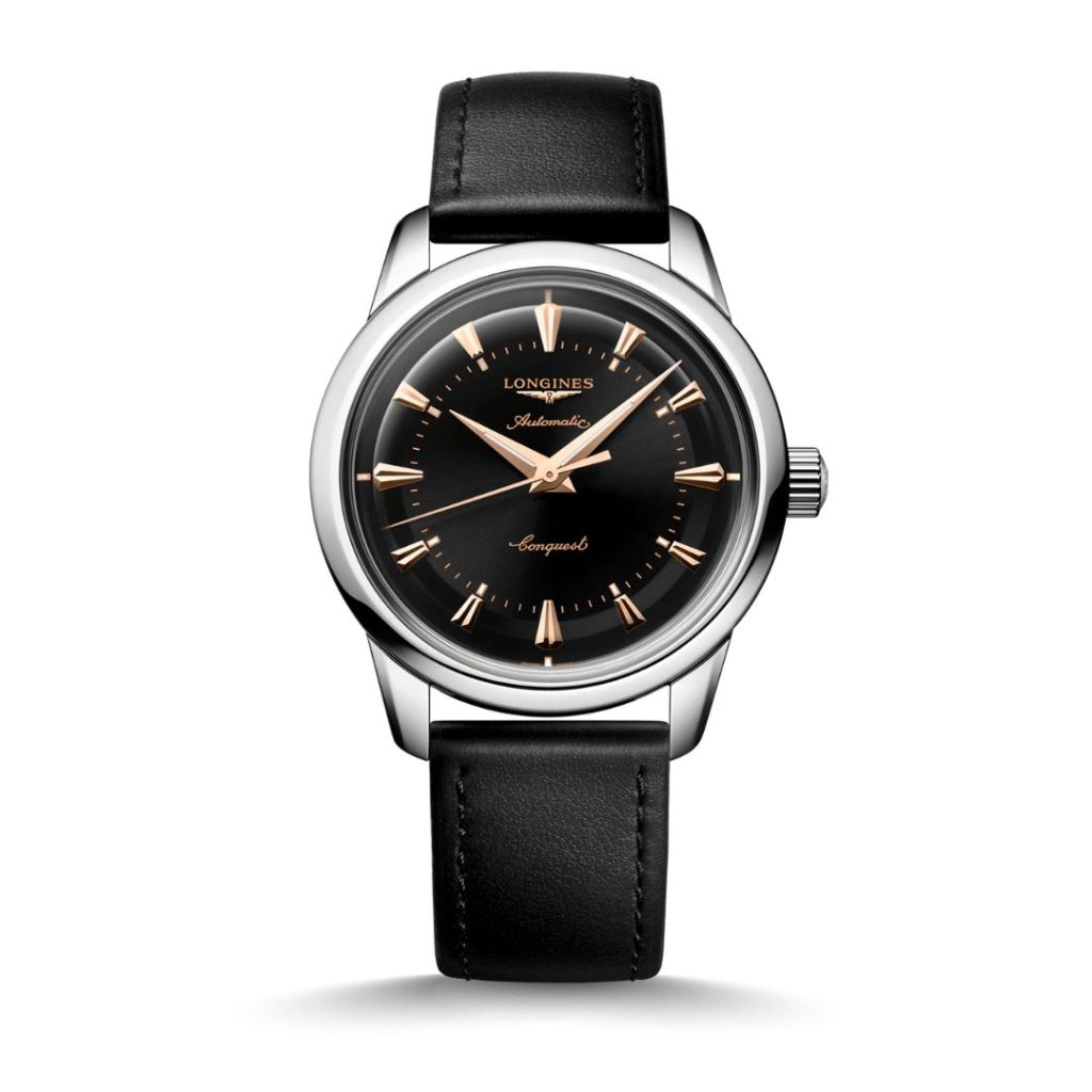 Longines Conquest Heritage Referenz L1.649.4.52.2 mit schwarzem Zifferblatt am schwarzen Lederarmband stehend vor weißem Hintergrund