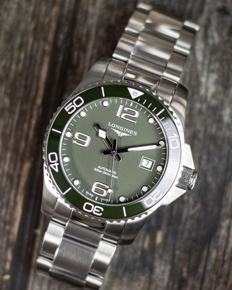 Longines HydroConquest liegend in Nahaufnahme auf braunem Tisch