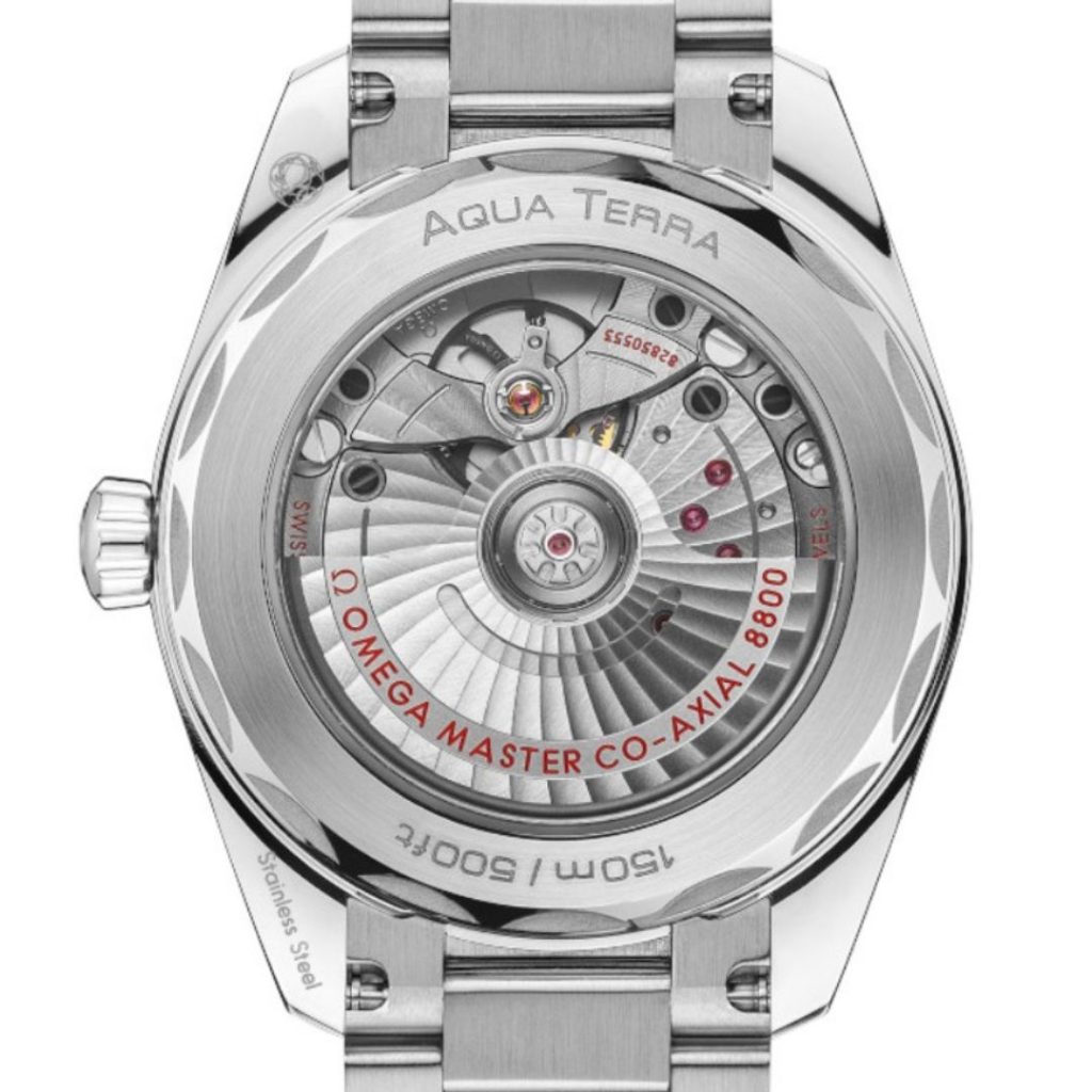 Nahaufnahme des OMEGA Kalibers 8800 durch den offenen Gehäuseboden der OMEGA Seamaster Aqua Terra 38 vor weißem Hintergrund