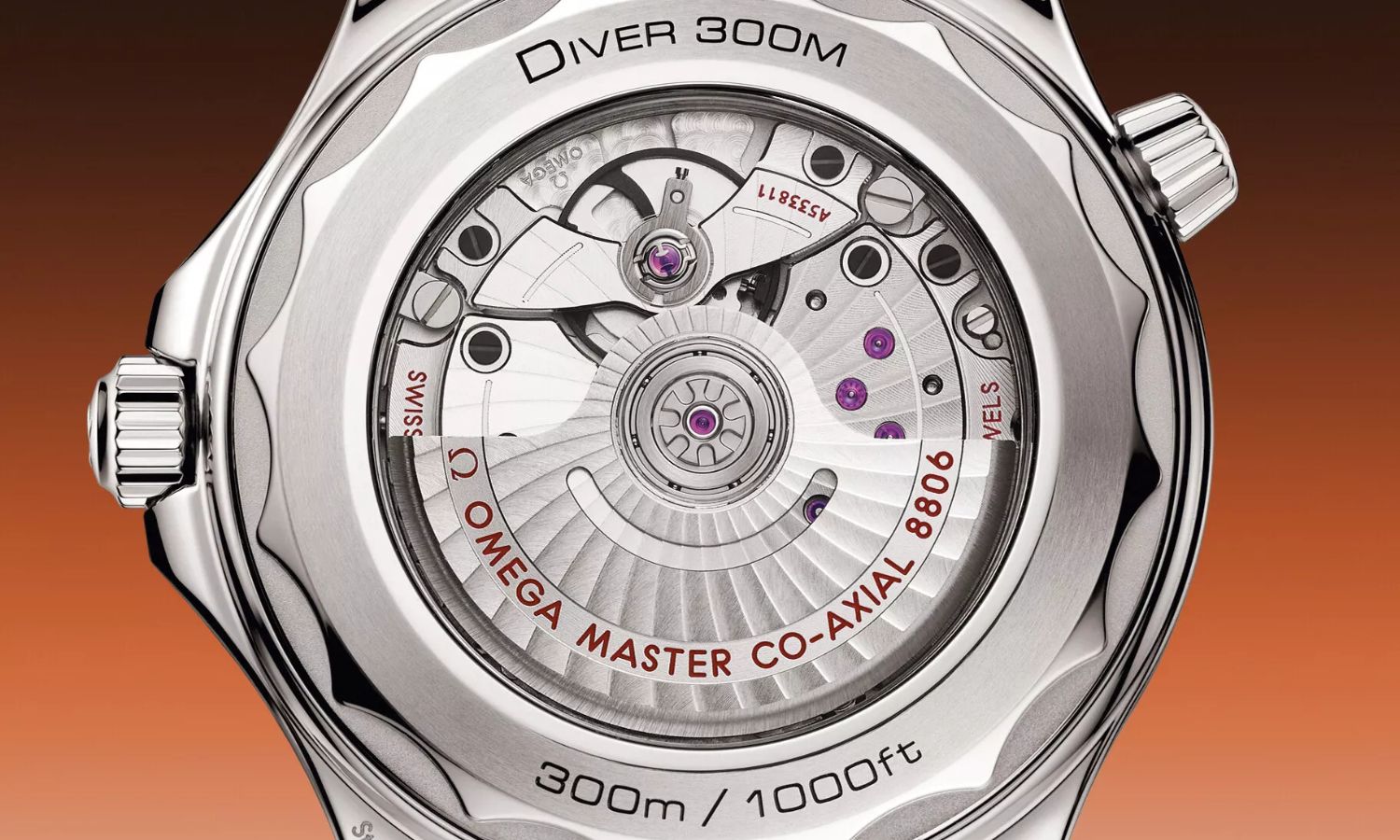 Nahaufnahme des Kaliber Omega 8806 Uhrwerks der OMEGA Seamaster Diver 300M Orange