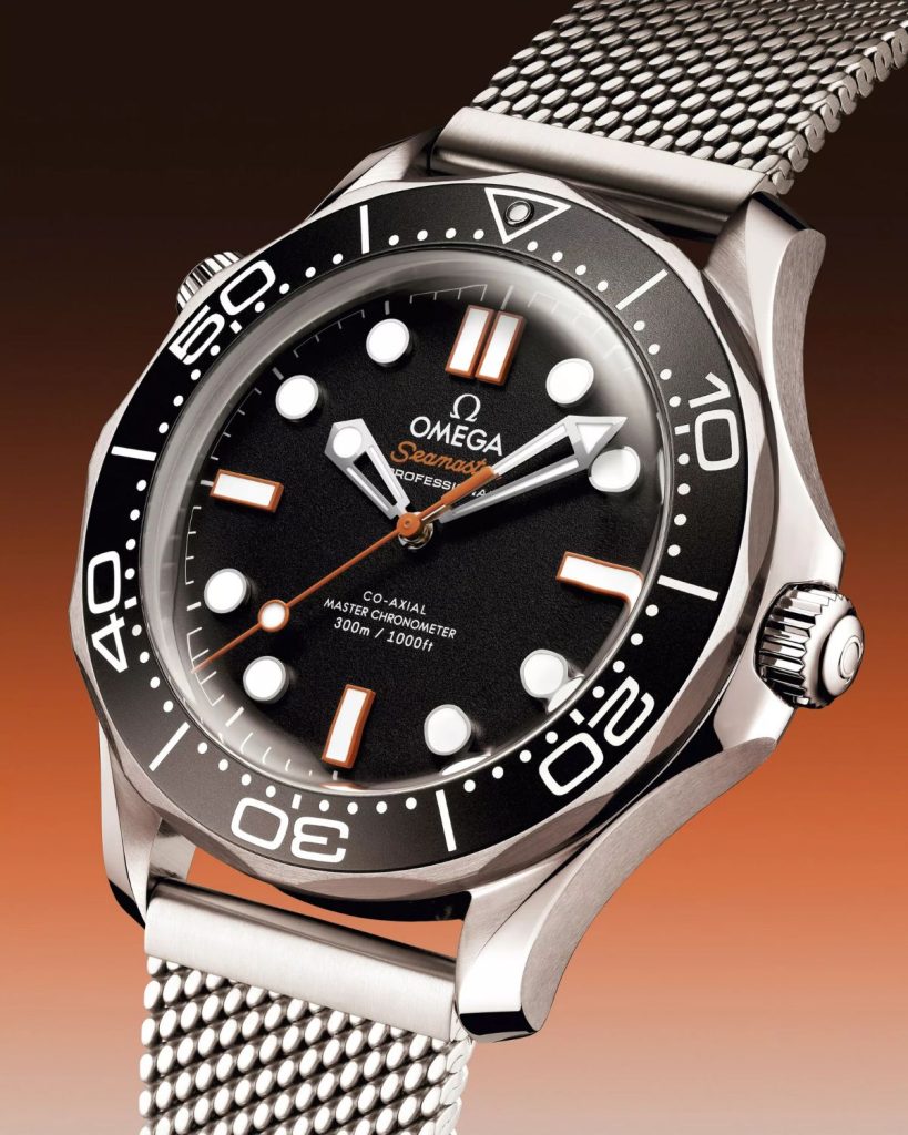 OMEGA Seamaster Diver 300M Orange Referenz 210.30.42.20.01.018 mit schwarzem Zifferblatt am Mesh-Armband von vorne vor schwarz orangenem Hintergrund