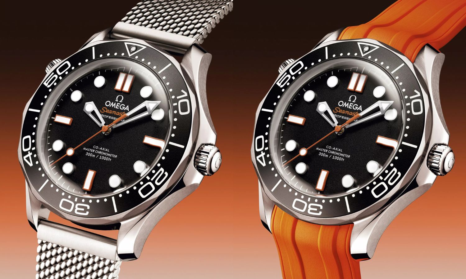 OMEGA Seamaster Diver 300M Orange Modelle Referenz 210.30.42.20.01.018 & 210.32.42.20.01.006 mit schwarzem Zifferblatt links am Mesh-Armband und rechts am orangenen Kautschukarmband von vorne vor schwarz orangenem Hintergrund