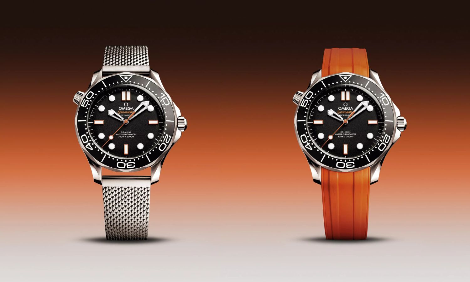 OMEGA Seamaster Diver 300M Orange Modelle Referenz 210.30.42.20.01.018 & 210.32.42.20.01.006 mit schwarzem Zifferblatt links am Mesh-Armband und rechts am orangenen Kautschukarmband stehend von vorne vor schwarz orangenem Hintergrund