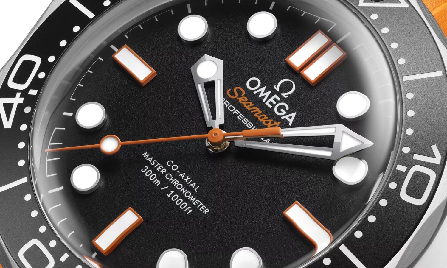 Nahaufnahme des schwarzen Zifferblatts der OMEGA Seamaster Diver 300M Orange