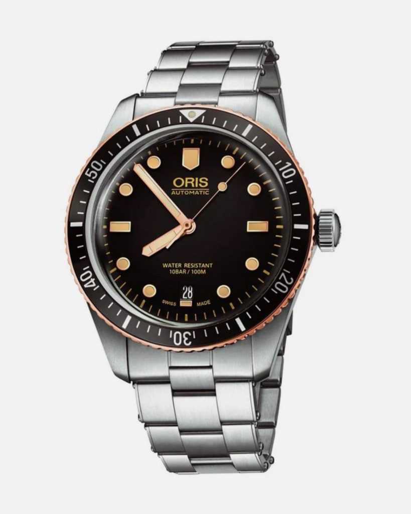 ORIS Divers Sixty Five mit schwarzem Zifferblatt und schwarzer Lünette am Edelstahlarmband vor weißem Hintergrund