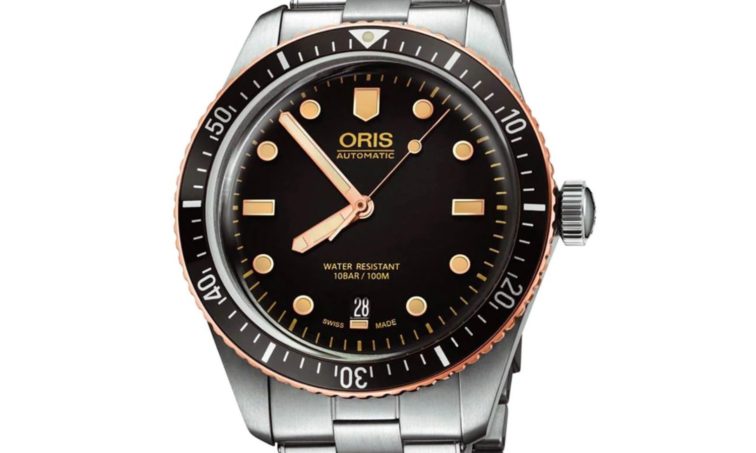 ORIS Divers Sixty Five mit schwarzem Zifferblatt und schwarzer Lünette am Edelstahlarmband abgebildet vor weißem Hintergrund