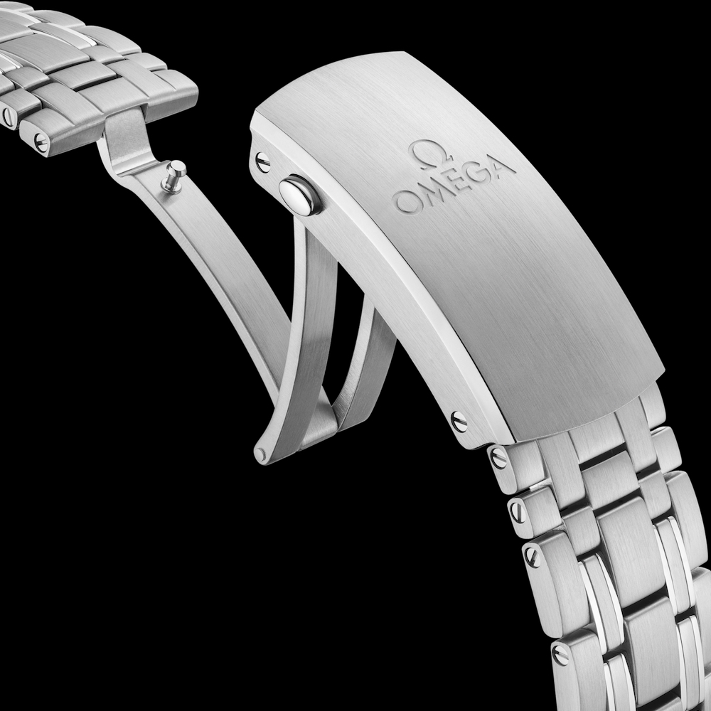 Stahlband der OMEGA Seamaster Diver 300M in Nahaufnahme