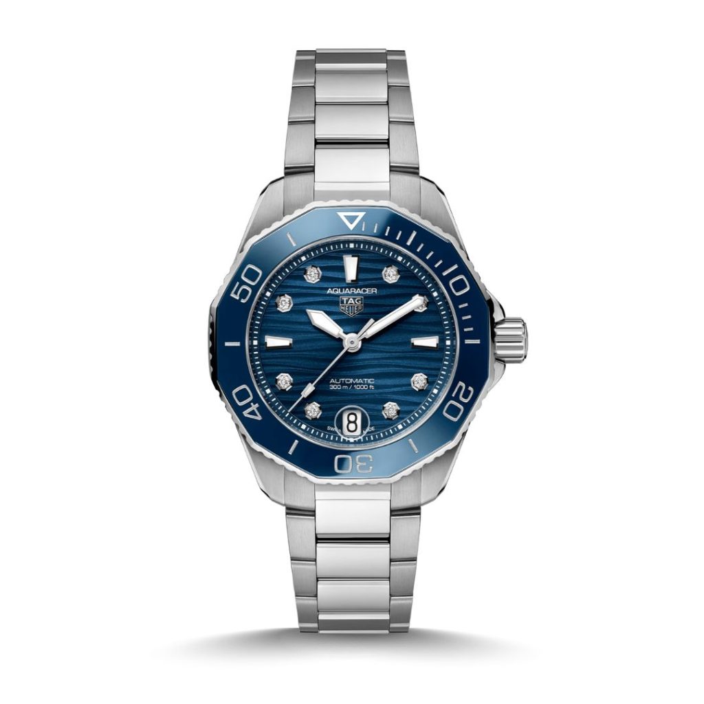 TAG HEUER Aquaracer Professional 300 Referenz WBP231B.BA0618 mit blauem Zifferblatt am Edelstahlarmband stehend vor weißem Hintergrund