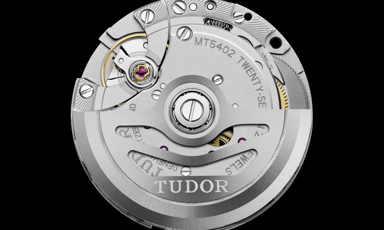 Uhrwerk TUDOR MT5402 in Nahaufnahme vor schwarzem Hintergrund