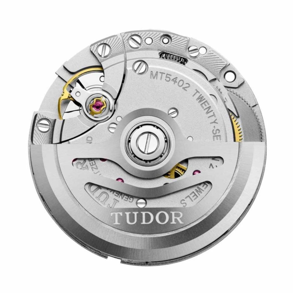 Nahaufnahme des TUDOR Manufakturkalibers MT4502 vor weißem Hintergrund
