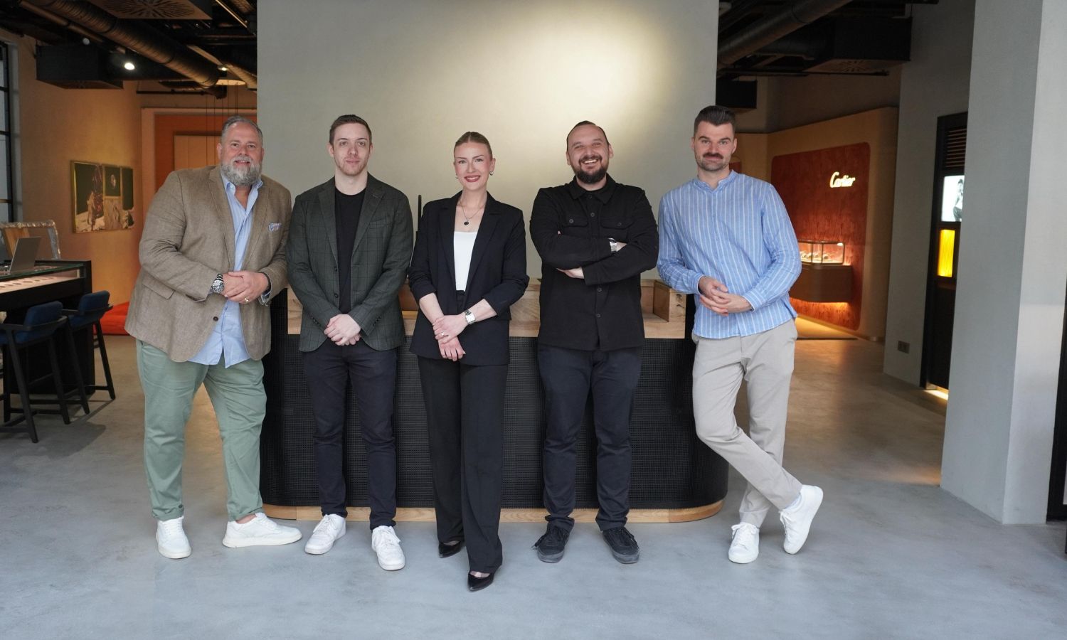 Das fünfköpfige Team von ALTHERR stehen nebeneinander im neuen Store in Hannover.