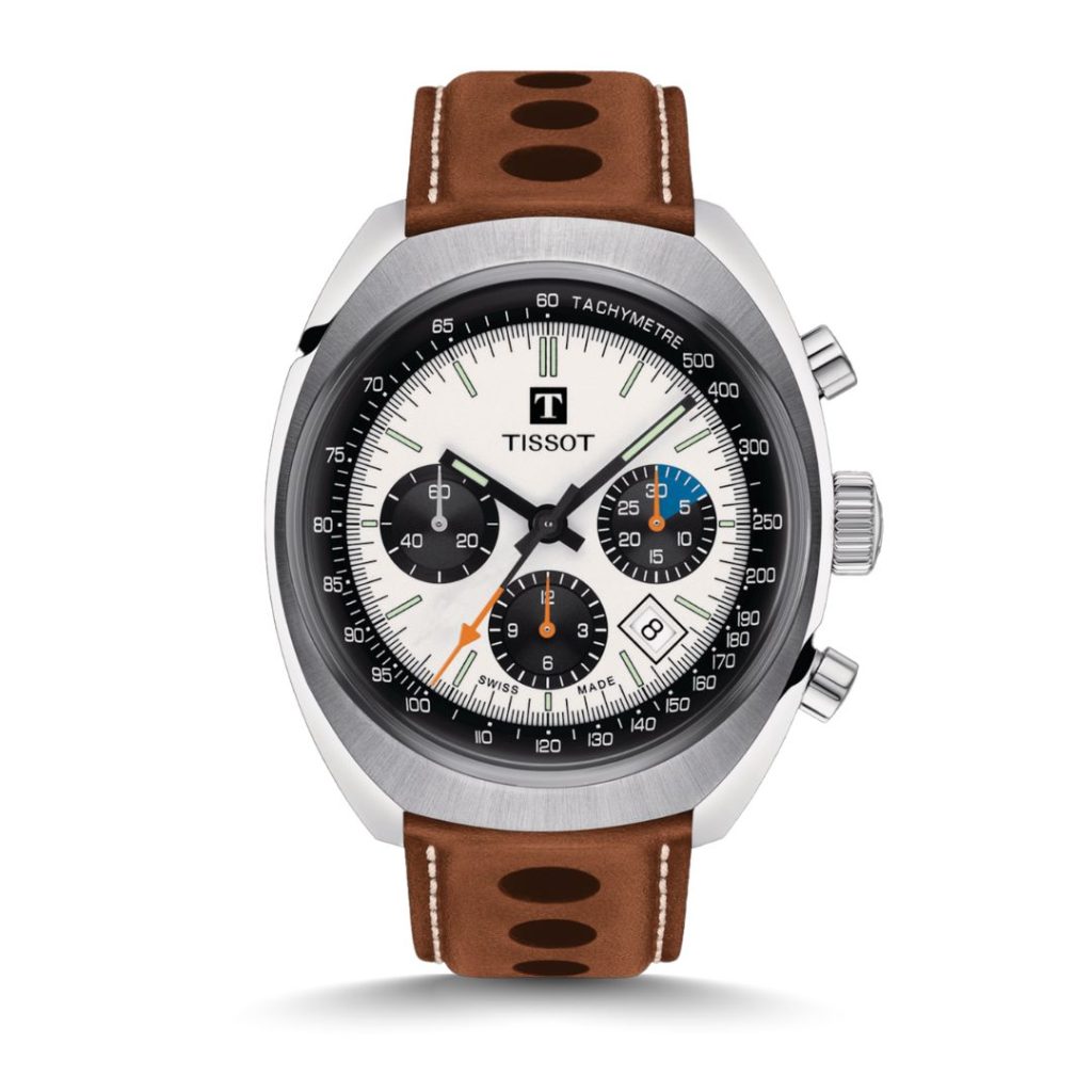 Tissot Heritage 1973 mit silbernem Zifferblatt am braunen Lederarmband stehend vor weißem Hintergrund