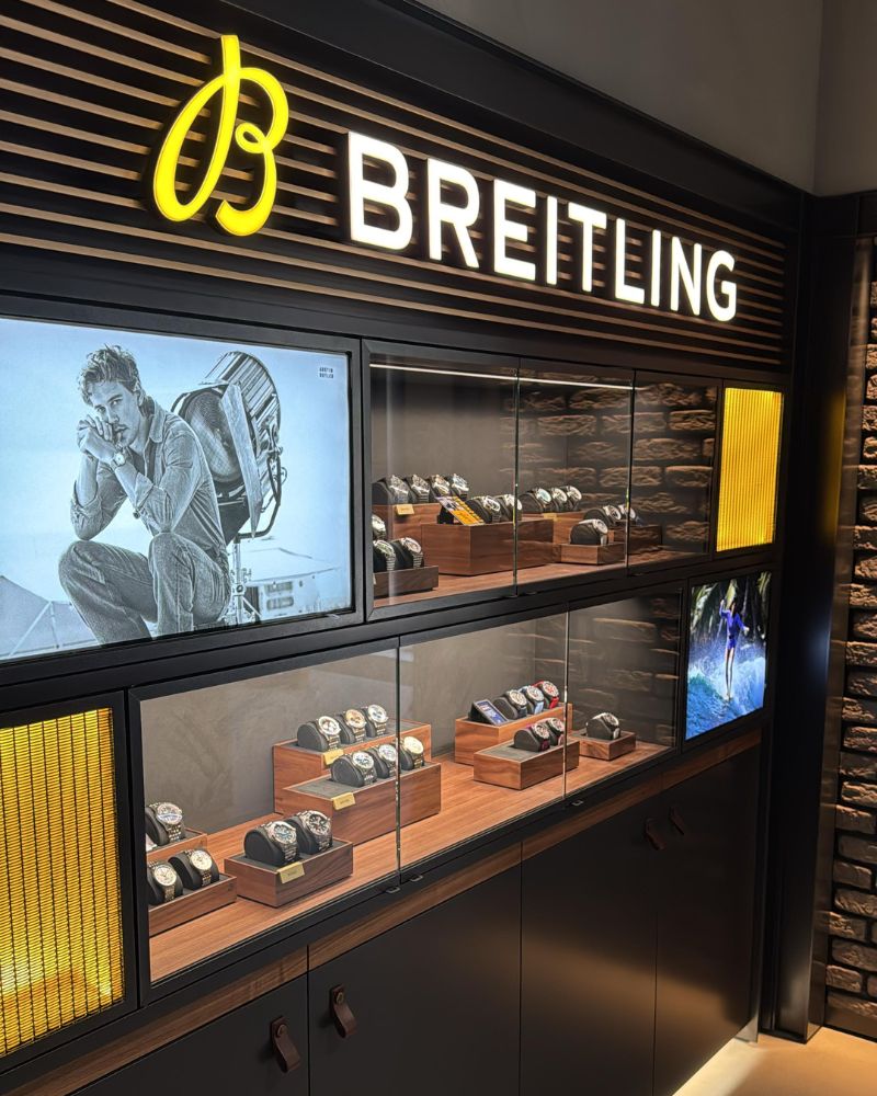 Blick auf die beleuchtete Breitling-Vitrine im ALTHERR-Store in Hannover.