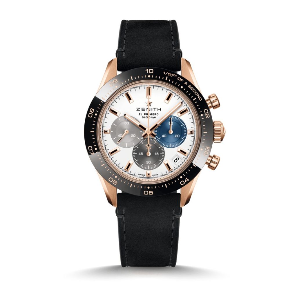Zenith Chronomaster Sport El Primero 41 mit weißem Zifferblatt am schwarzen Lederarmband stehend vor weißem Hintergrund