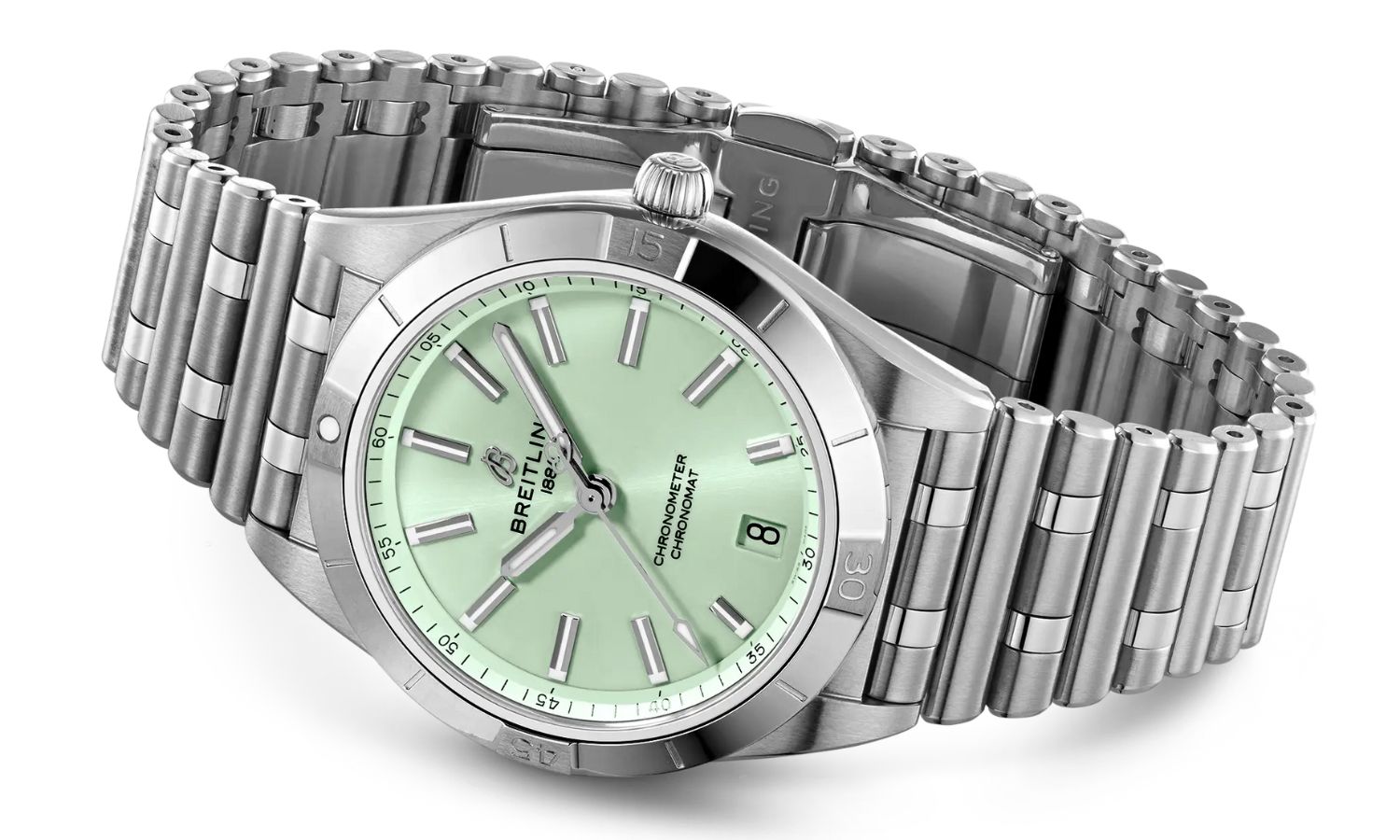 Seitlicher Blick auf die Breitling Chronomat 36 mit der Referenznummer Referenz A10380101L1A1 vor weißem Hintergrund.